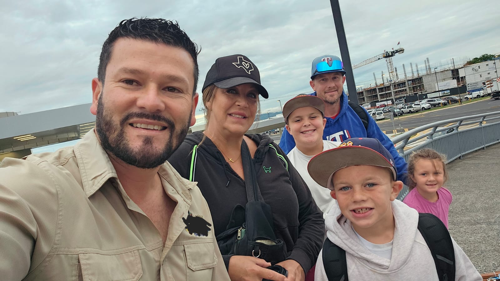 Michael taking a selfie with a visiting family of five at San José airport